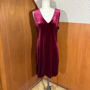 White House Black Market Burgundy Velvet Dress size 8